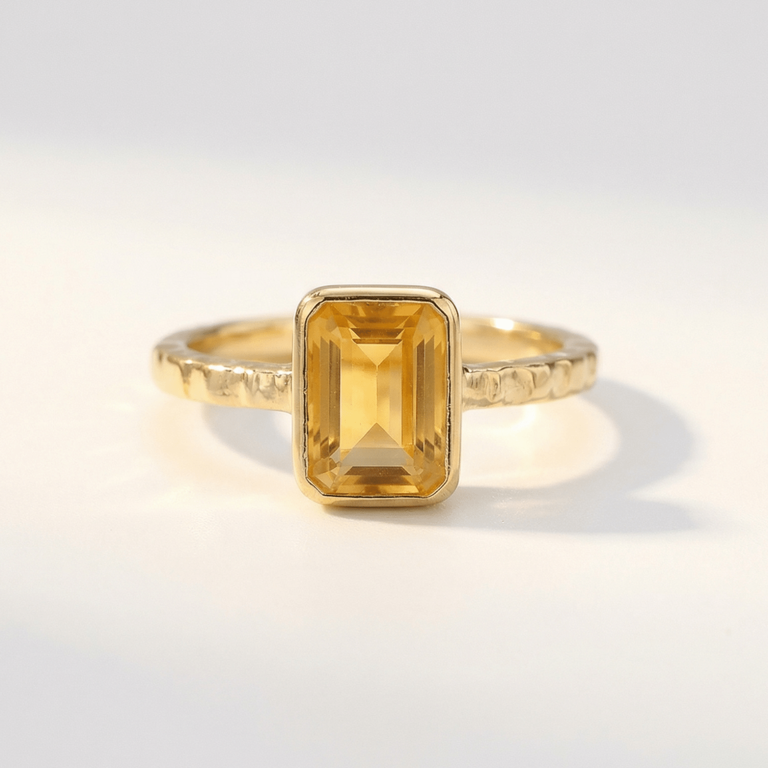 Tidewashed Citrin-Ring – Achteckiger Citrin & Gehämmerte Ringschiene