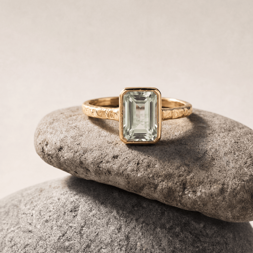Bague en Quartz Vert Poli par la Mer - Gemme Octogonale et Anneau Martelé