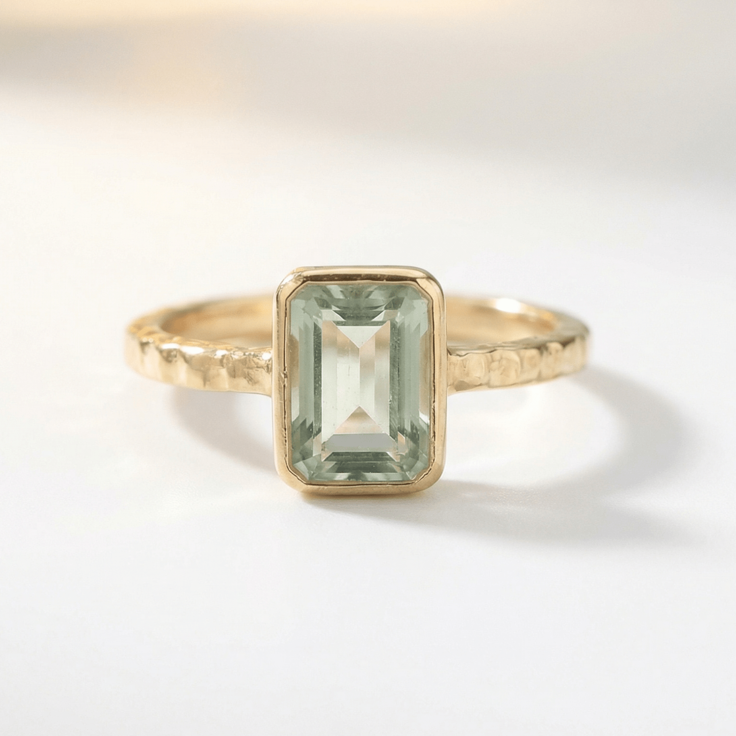 Gezeiten-grüner Quarzring – Achteckiger Edelstein & Gehämmerte Ringschiene