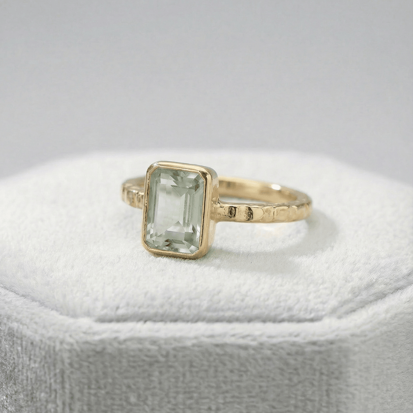 Bague en Quartz Vert Poli par la Mer - Gemme Octogonale et Anneau Martelé