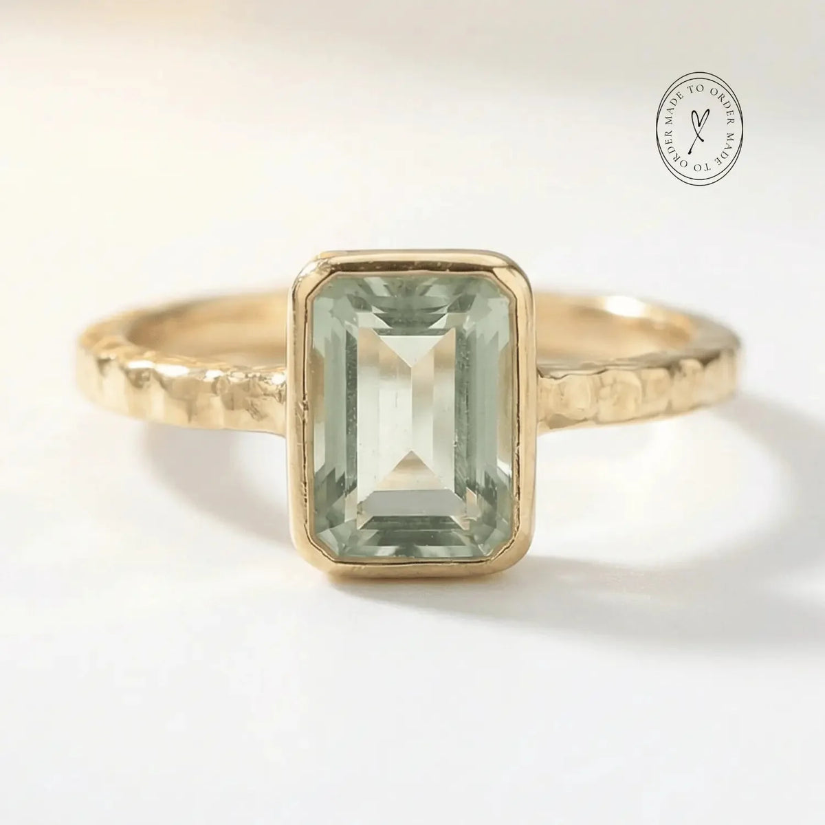 Bague en Quartz Vert Poli par la Mer - Gemme Octogonale et Anneau Martelé