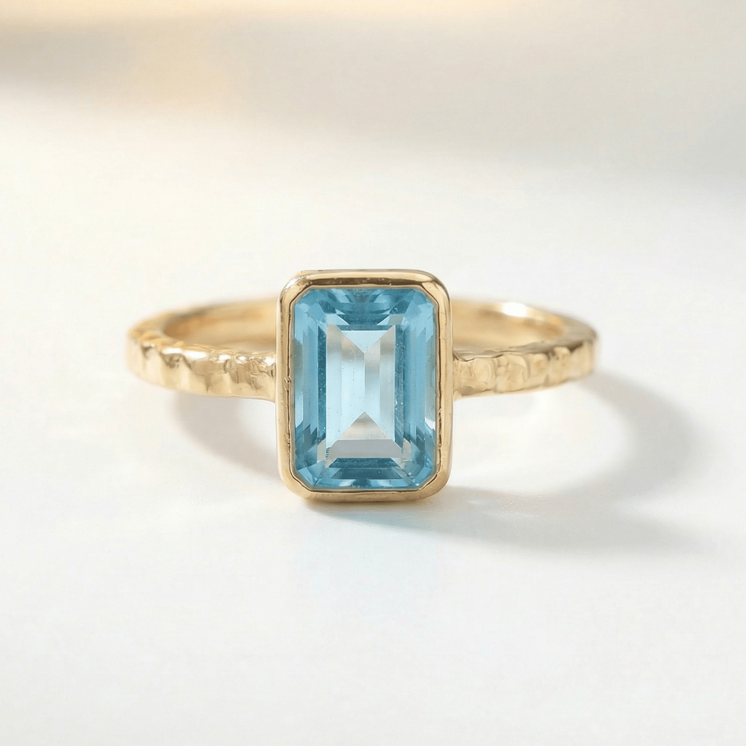 Ring mit himmelblauem Topas „Tidewashed“ – achteckiger Edelstein & gehämmerte Ringschiene