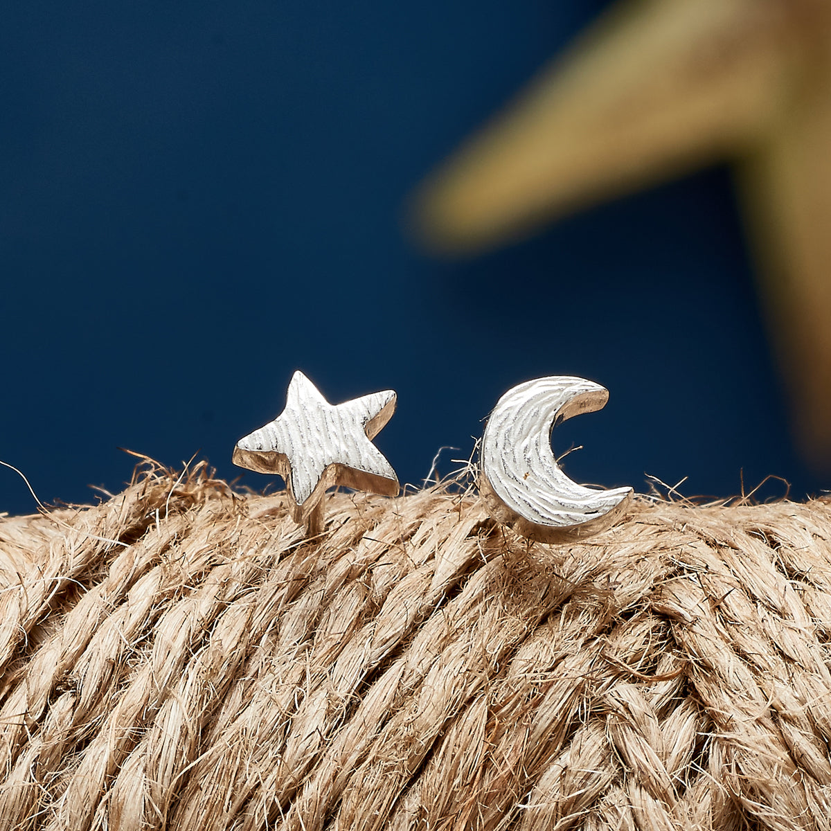 Örhängen i silver med motiv av måne och stjärna